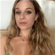 Laureata in Biotecnologie mediche e farmaceutiche impartisce lezioni di biologia a studenti di scuola secondaria di I e II grado